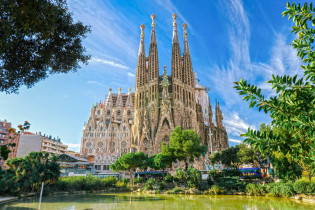 La Sagrada Familia, die atemberaubende Basilika im Herzen Barcelonas, ist trotz ihrer ausständigen Vollendung eines der wichtigsten Wahrzeichen der Stadt, Spanien