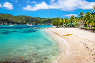 Die westliche windabgewandte Seite von St. Vincent ist geprägt von Küstentälern, Fischerdörfern und malerischen geschützten Buchten, St. Vincent und den Grenadinen