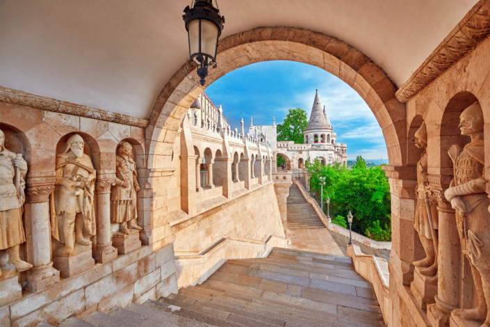Die Fischerbastei erinnert mit ihren zahlreichen Treppen, Türmen und Zinnen an eine mittelalterliche Burg, Budapest, Ungarn