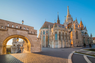 Die prächtige Matthiaskirche thront in Budapest auf dem berühmten Burgberg von Buda, Ungarn