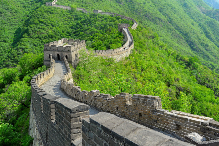 Die Chinesische Mauer heißt in der Landessprache „Zhōngguó Chángchéng”, lange chinesische Mauer und wird auch einfach nur „Große Mauer” genannt