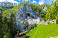 Da die Höhlenburg „Predjamski grad" von drei Seiten vom Berg geschützt war, galt sie im Mittelalter als uneinnehmbar, Slowenien - © Littleaom / Shutterstock