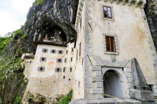 Die Burg Predjama diente dem berühmt-berüchtigten Raubritter Erasmus von Luegg als Versteck auf seiner Flucht vor der Todesstrafe, Slowenien