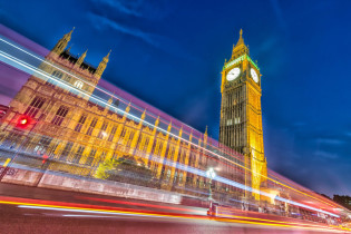 Die "Houses of Parliament" in London, auch bekannt als „Palace of Westminster“ bei Nacht, Großbritannien