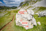 Ein Felsen im Durmitor-Gebirge in Montenegro dient als Wegweiser zum Bobotov Kuk und Izvor - © Kamila Koziol / Shutterstock