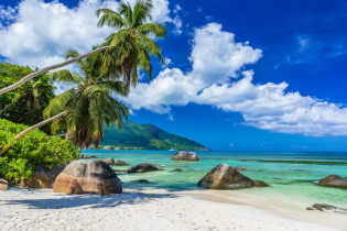Der Beau Vallon ist sowohl bei Einheimischen als auch bei Touristen der beliebteste Strand auf Mahé, Seychellen