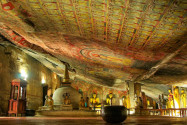 Als Hauptattraktion des Höhlentempels von Dambulla gelten fünf Höhlen, die prachtvoll mit Malereien und Statuen ausgestattet sind, Sri Lanka - © Don Mammoser / Shutterstock