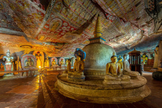 Der Höhlentempel von Dambulla stammt aus den ersten Jahrhunderten vor Christus und ist der besterhaltene buddhistische Höhlentempel des Landes, Sri Lanka