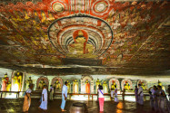 Innenansicht des Goldenen Tempels von Dambulla in Sri Lanka, es ist der größte und am besten erhaltene Höhlentempel des Landes - © Nadezda Murmakova / Shutterstock