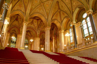 Das Parlament in Budapest kann über 27 verschiedene Eingänge betreten werden, es gibt 29 Treppenhäuser und 691 Räume, Ungarn