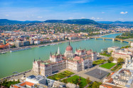Das ungarische Parlamentsgebäude liegt im Zentrum von Budapest direkt am Ufer der Donau und zählt zu den Wahrzeichen der Stadt - © zstock/ Shutterstock