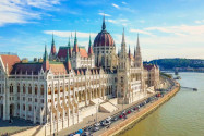 Mit einer Länge von 268 und einer Breite von 123 Metern ist das Parlament nach dem Burgpalast das zweitgrößte Gebäude von Budapest, Ungarn - © aerocaminua / Shutterstock