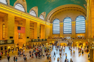 Das Grand Central Terminal ist ein offizielles historisches Wahrzeichen von New York und der Bahnhof mit den meisten Gleisen der Welt, USA