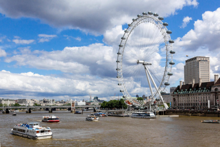 Der Bau des London Eye wurde im Jahr 1998 gestartet. Es wurde im liegenden Zustand zusammengesetzt und im September 1999 aufgerichtet, Großbritannien