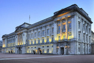 Der Buckingham Palace selbst ist von außen prunkvoll anzusehen. Er ist seit der Zeit Königin Victorias Sitz der britischen Krone, London, Großbritannien