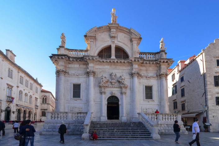Die Barockkirche Sveti Vlaho mit ihrer breiten Freitreppe in Dubrovnik, wurde im 18. Jh. nach einem Brand auf den Resten einer früheren Kirche erbaut, Kroatien