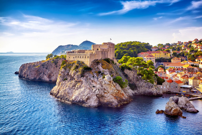 Von der Festung Lovrijenac tut sich ein fantastischer Ausblick über das rote Dächermeer von Dubrovnik und die tiefblaue Adria auf, Kroatien