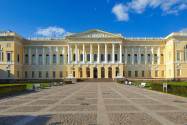 Das Russische Museum in St. Petersburg befindet sich im Michailowski-Palast aus dem frühen 19. Jahrhundert, Russland - © forden / Shutterstock