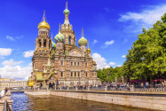 Die Auferstehungskirche in St. Petersburg erinnert an das Attentat auf Kaiser Alexander II., welches ihm 1881 das Leben kostete, Russland - © dimbar76 / Shutterstock