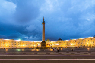 Vor der Eremitage liegt der beeindruckende Palastplatz von St. Petersburg, In seiner Mitte thront die 47 Meter hohe Alexandersäule aus rotem Granit, Russland