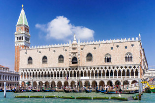 Am Ende der Piazetta San Marco liegt der Dogenpalast, der ehemaligen Sitz der Regierung und Justiz de Republik Venedig, Italien