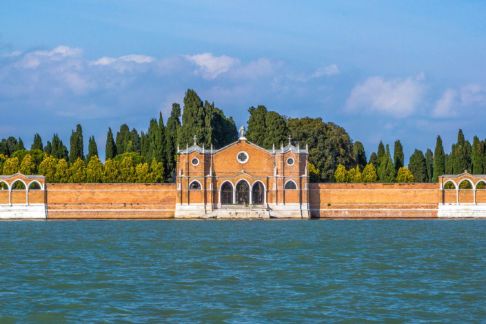 Auf der unbewohnten Insel San Michele befindet sich der offizielle Friedhof von Venedig, Italien