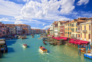 Der Canal Grande ist die größte und berühmteste Wasserstraße von Venedig, entlang seiner Ufer liegen rund 200 eindrucksvolle Adelspaläste und majestätische Kirchen, Italien - © Phant / Shutterstock