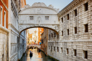 Die Seufzerbrücke führt vom Dogenpalast über den Rio die Palazzo direkt zu den damaligen Gefängnissen, Venedig, Italien - © Efired / Shutterstock