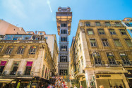 Der Elevador de Santa Justa wird in Lissabon als öffentliches Verkehrsmittel genutzt und verbindet die beiden Stadtteile Baixa und Chiado, Portugal - © F8 studio / Shutterstock
