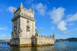 Der Torre de Belem in Lissabon zählt zum Weltkulturerbe der UNESCO und kann entweder per Boot oder über eine Brücke vom Land aus besichtigt werden, Portugal