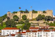 Die Festung Castelo de São Jorge eignet sich perfekt als Ausgangspunkt für eine Tour durch die Altstadt von Lissabon, Portugal - © Bill Perry / Shutterstock