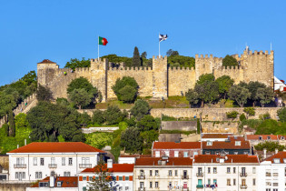 Die Festung Castelo de São Jorge eignet sich perfekt als Ausgangspunkt für eine Tour durch die Altstadt von Lissabon, Portugal