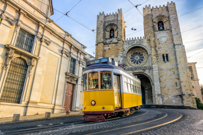 Eine Fahrt mit der Linie 28 in Lissabon dauert von Anfang bis Ende rund 40 Minuten und eignet sich ideal als Sightseeing-Tour, Portugal