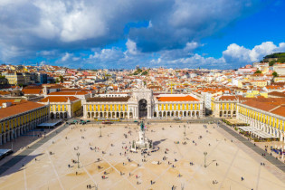 er Praça do Comércio zählt zu den prächtigsten Plätzen von LIssabon, Portugal