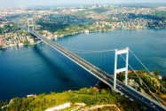 Der Bosporus ist die Grenze zwischen Europa und Asien, durchtrennt Istanbul in der Mitte und macht die Metropole damit zur weltweiten einzigen Stadt auf zwei Kontinenten, Türkei - © CEM AYDIN / Shutterstock
