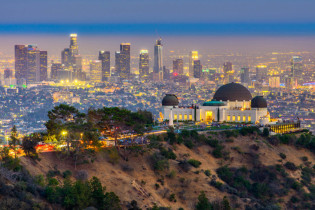Eine Sehenswürdigkeit in den Hollywood Hills ist das Art-Deco-Observatorium "Griffith Observatory" im gleichnamigen Naturschutz-Park rund 350 Meter über Los Angeles, USA