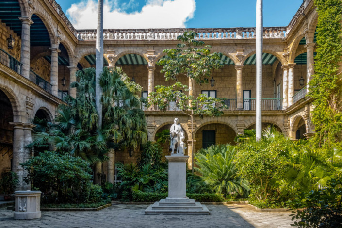 Innenhof des Palacio de los Capitanes Generales (Gouverneurspalast) und Stadtmuseum auf der Plaza de Armas - Havanna, Kuba