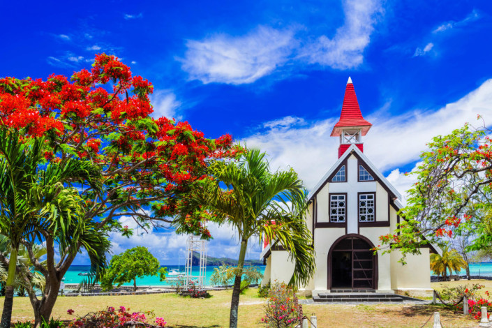 Das Cap Malheureux im Norden von Mauritius kann mit einem Postkartenmotiv aufwarten: Die kleine Kirche Chapelle Notre-Dame-Auxiliatrice