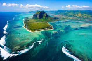 Der Le Morne Brabant im Südwesten der Insel ragt 556 Meter in den Himmel und gilt als Postkartenmotiv von Mauritius