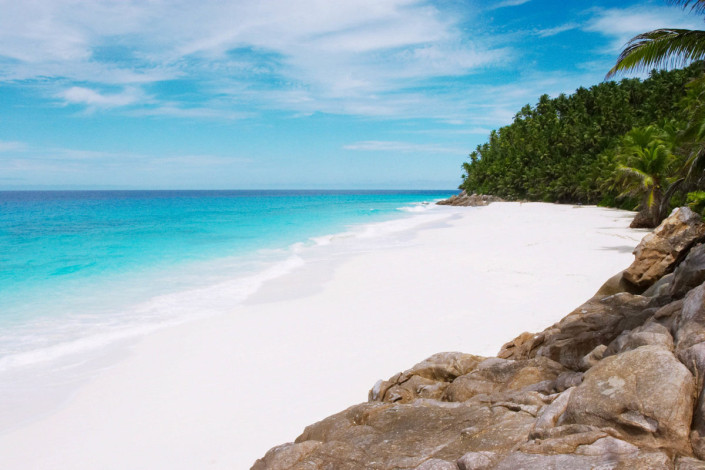 Die Insel Frégate ragt nur 125 Meter über den Meeresspiegel, die Gewässer um Chimney Rocks zählen zu den schönsten Tauchgebieten der Seychellen