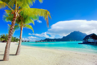 Wunderschöner Südsee Strand mit Blick auf den Berg Otemanu auf der Insel Bora Bora, Französisch-Polynesien