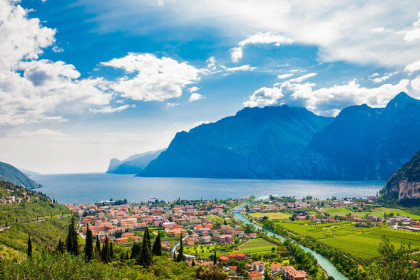 Über die pittoreske Kulisse aus Wasser und Berge erstreckt sich ein dichtes Netz aus Wanderwegen und Mountainbike-Strecken rund um den Gardasee im Norden Italiens