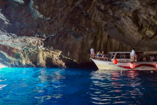 Das unwirklich blaue Wasser in der Blauen Grotte in Montenegro gleicht einem geschmolzenem Saphir