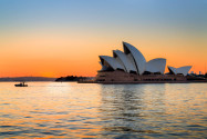 Das ikonische Opernhaus in Sydney ist ein Zentrum für darstellende Künste mit mehreren Veranstaltungsorten, das auch Bars und Außenrestaurants enthält, Australien - © BkBook / Shutterstock
