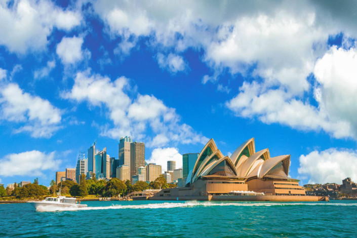 Die charakteristischen weiß gefliesten Spitzdächer der Oper von Sydney ragen 67 Meter über die künstliche Halbinsel auf, Australien