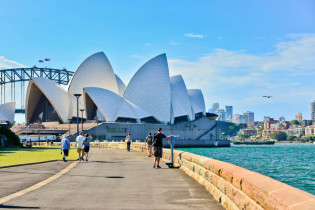 Die Oper und Harbor Bridge in Sydney an einem sonnigen Tag, Australien