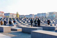 Das Holocaust-Mahnmal - Denkmal für die ermordeten Juden Europas in Berlin, Deutschland - © katuka / Shutterstock