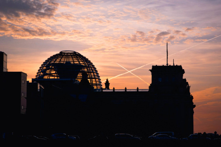 Die Reichstagskuppel am Reichstagsgebäude in Berlin bei Sonnenuntergang, Deutschland