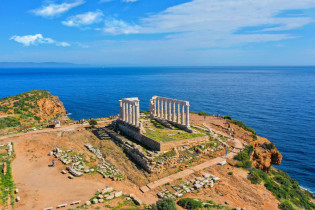 Luftaufnahme des Poseidon-Tempels am Kap Sounion, Griechenland