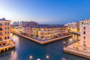 Blick auf einen Kanal im venezianischen Quartier der Insel "The Pearl" in Doha, Katar
